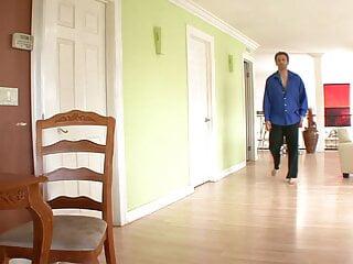 Dunkelhäutige bläst und fickt den alten Schwanz für eine gute Note