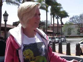 Die geile Elaine Raye lässt sich auf der bahnhofsklos in den Mund spritzen