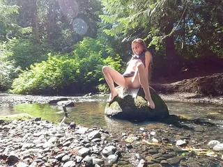 Pussy an Griechenland - Milf mit großen Brüsten und gepiercter Klitoris wird im Freien bearbeitet