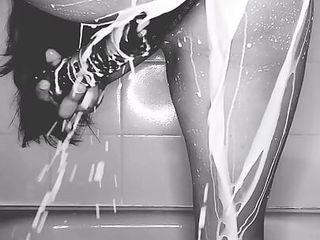 Das Brünette Höschen für einen großen Dildo und schluckt alles